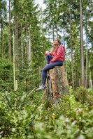 Baden zwischen Fichten und Granitblöcken