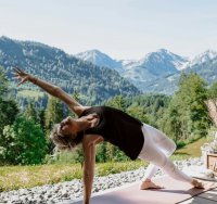 Namasté: Vom eigenen Zuhause mit einer „Kopfreise“ in die Alpen