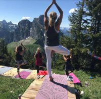 Namasté: Vom eigenen Zuhause mit einer „Kopfreise“ in die Alpen