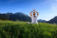 Namasté: Vom eigenen Zuhause mit einer „Kopfreise“ in die Alpen