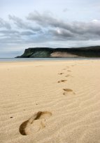 Katla Travel - Fußabdrücke im Sand - Westfjörde