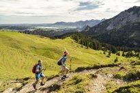 Pfronten - Wandern mit Blick auf das Allgäuer Voralpenland © Pfronten Tourismus, Simon Toplak