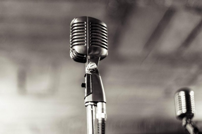 microphone-933057_1920_b