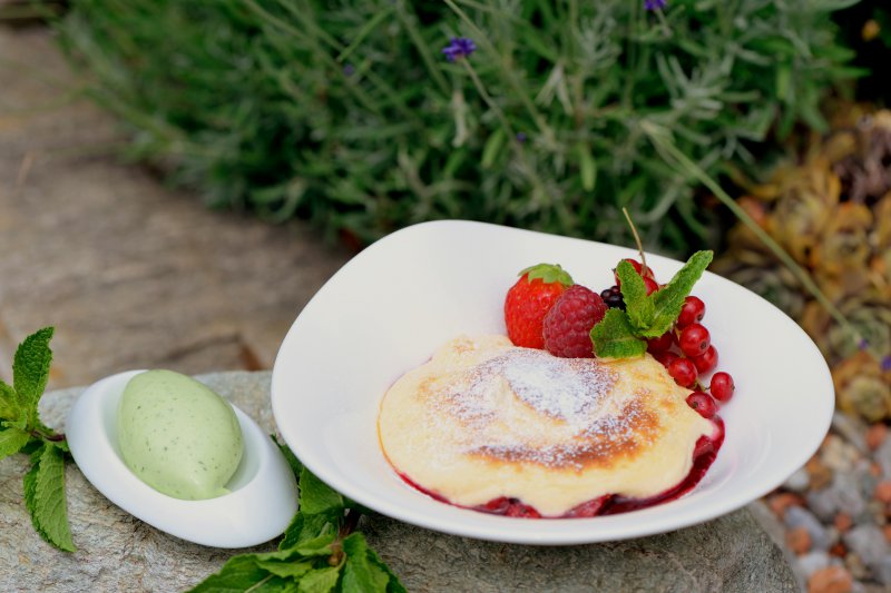 das-central_dessert_ueberbackene-beeren-mit-sauerrahm-minze-eiscreme