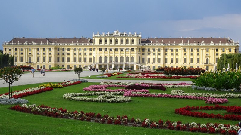 schonbrunn-palace-1735571_1920-1